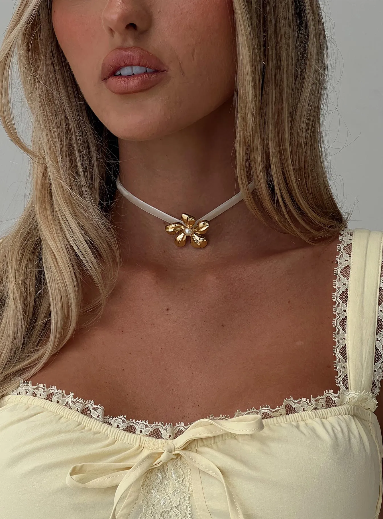 Finlie Tie Flower Choker Gold