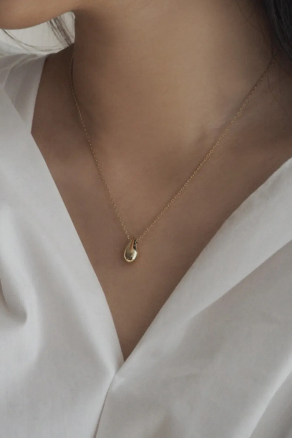 Gold Teardrop Pendant Necklace