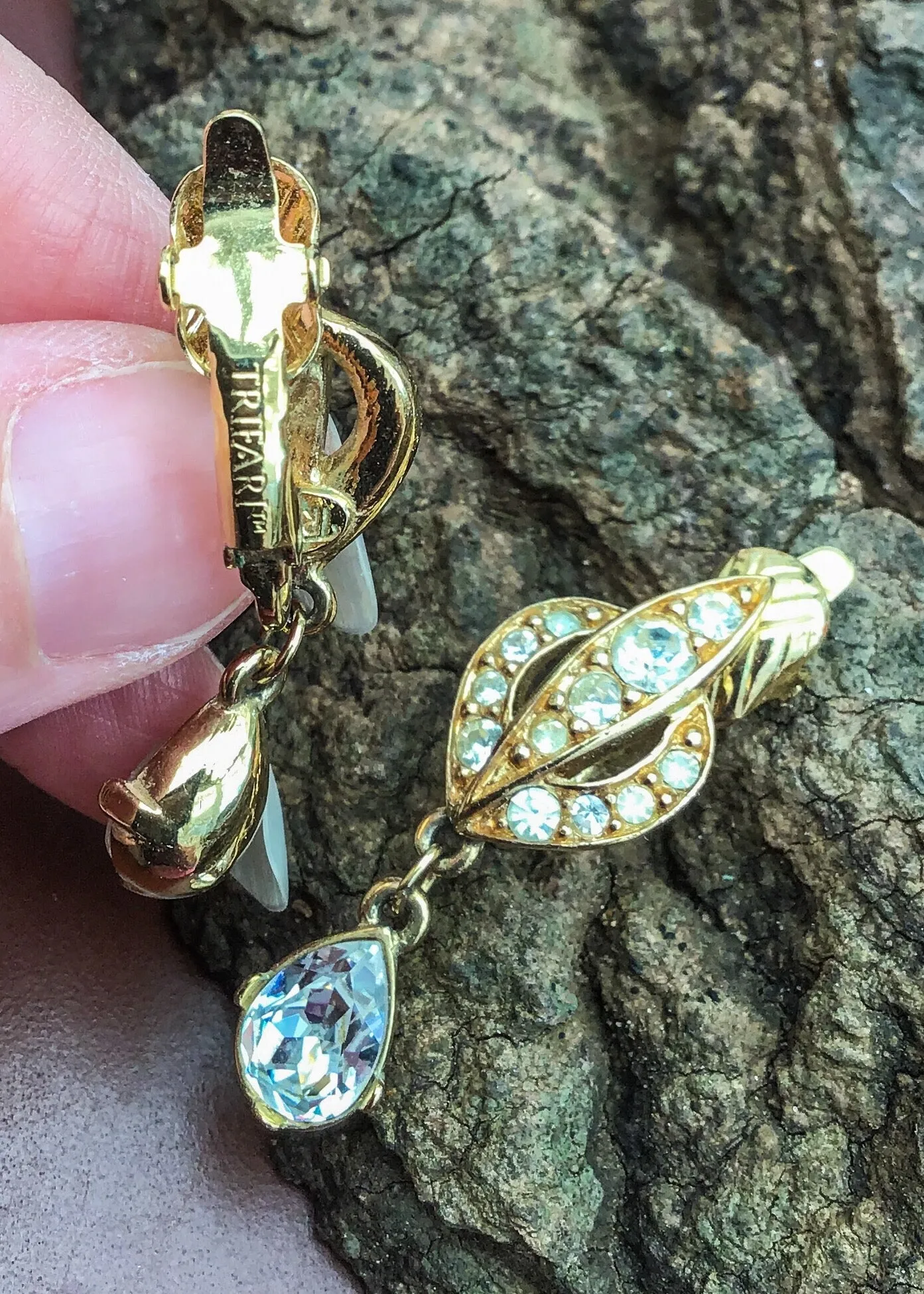 Stunning Vintage Trifari Crystal Dangle Clip On Earrings.