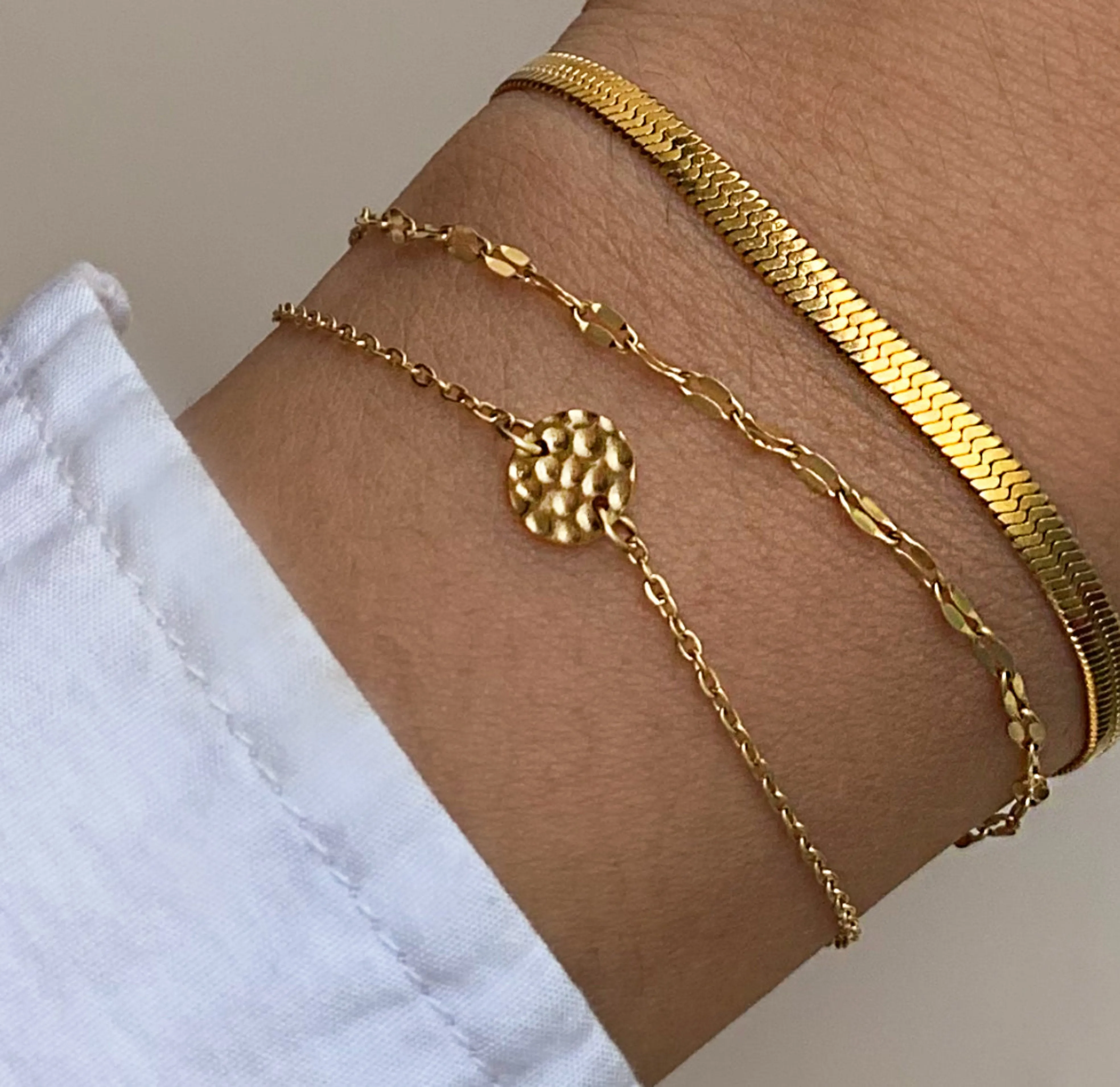 ZOE GOLD DAINTY DISC BRACELET