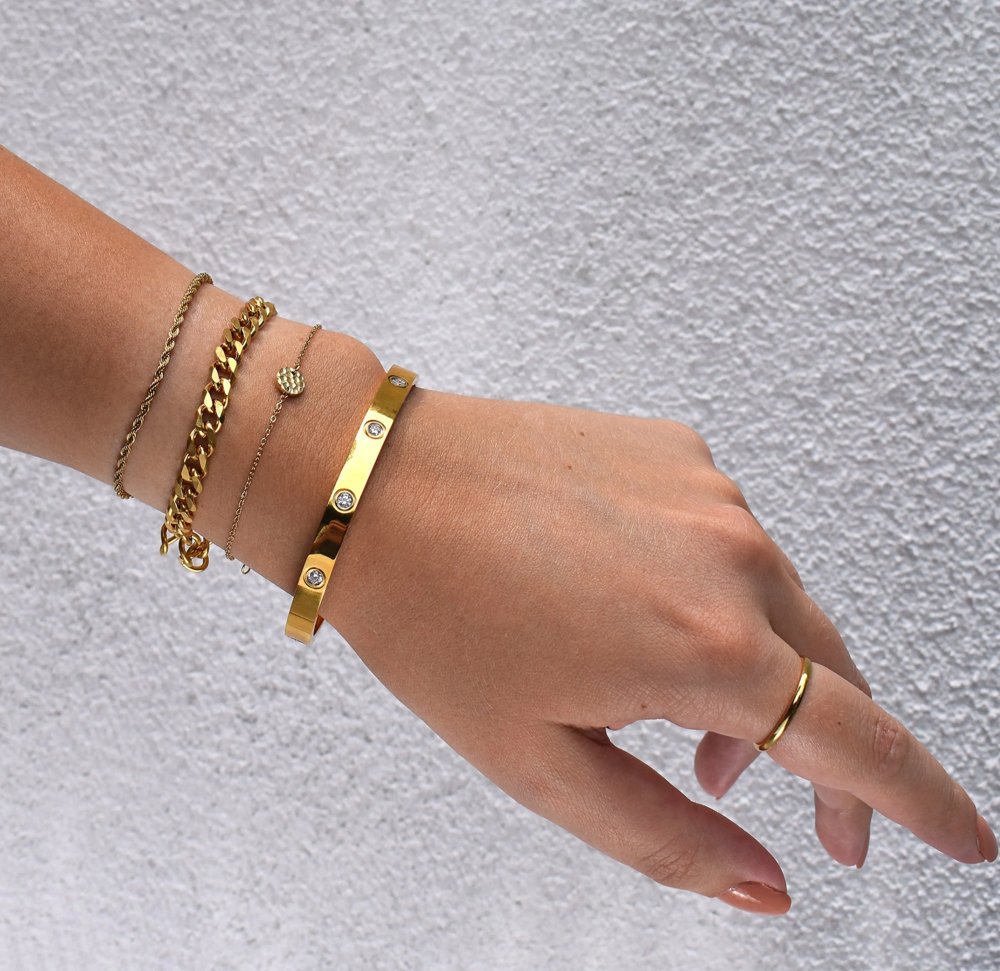 ZOE GOLD DAINTY DISC BRACELET